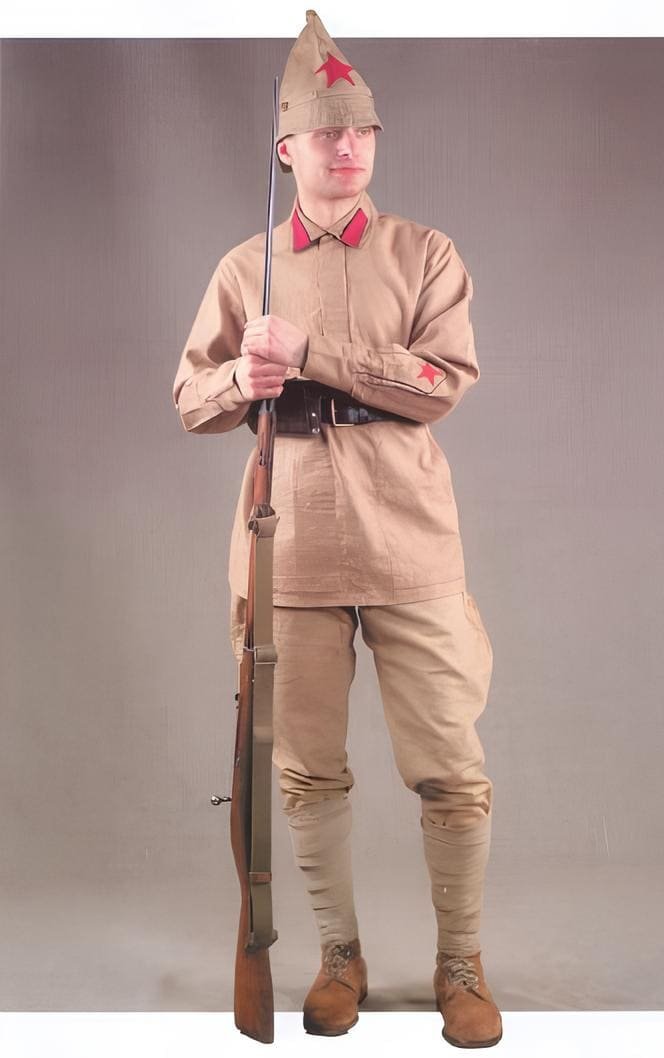 Soviet Army uniforms: Red Army infantry soldier in summer uniform, early 1920s Soviet military