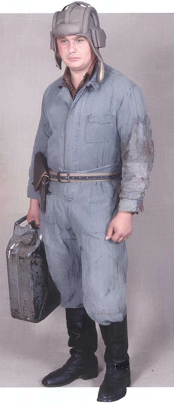 Red Army soldier of armored troops wearing service uniform, 1941–1942
