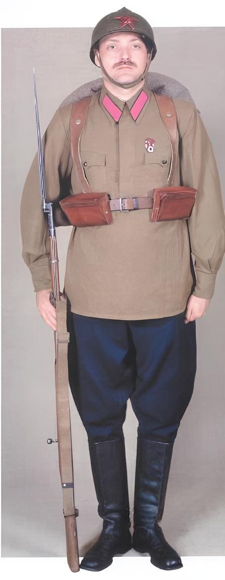 Red Army infantry soldier in Soviet uniform with SSh-36 helmet, 1936