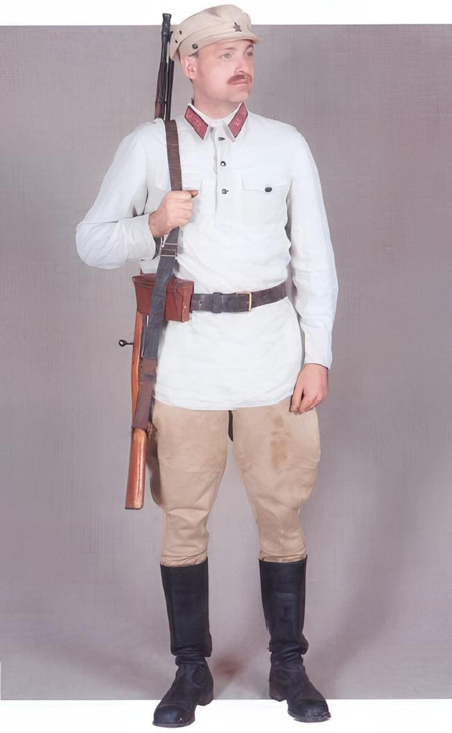 Soviet Army uniforms: Red Army soldier wearing summer RKKA infantry uniform, 1924 early Soviet uniform for reenacting