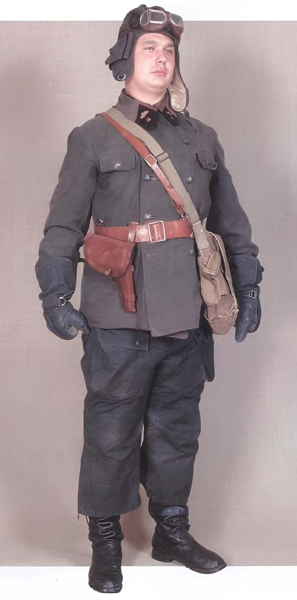 Soviet armored troops junior lieutenant in field uniform, 1941–1943