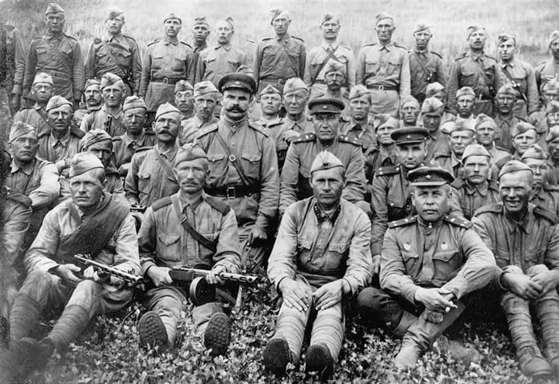 Soviet Army soldiers in 1943 wearing Obr35 tunics while officers already use Obr43 tunics with chest pockets