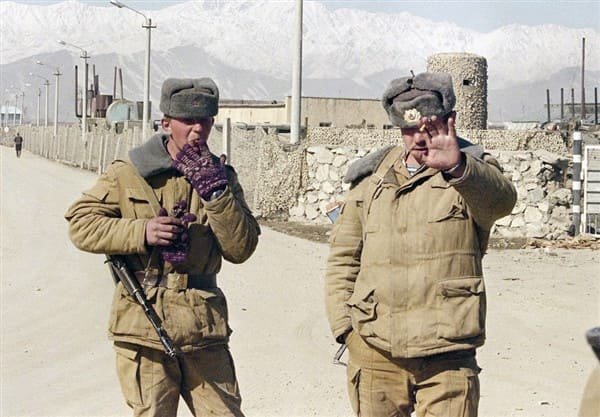 Soviet soldiers at a checkpoint in Kabul in winter 1989, shortly before the withdrawal from Afghanistan