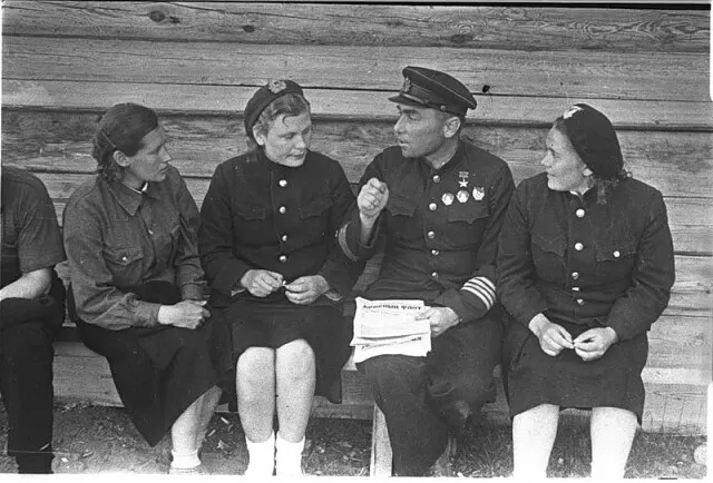 Red Army WW2 uniform: Soviet women in uniform during everyday military life, 1941-1945