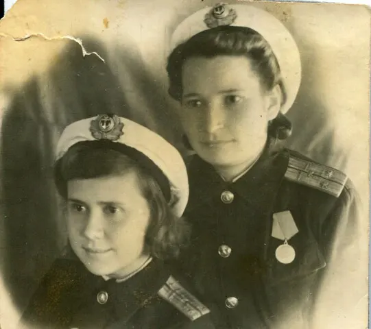 Soviet Navy WW2 uniform: women in RKKF naval uniform with shoulder straps and caps