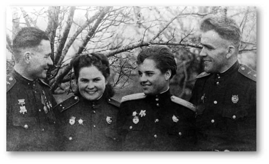 Soviet officer uniform WW2: women pilots and navigators wearing uniforms with 1943 shoulder straps, Kuban, 1944