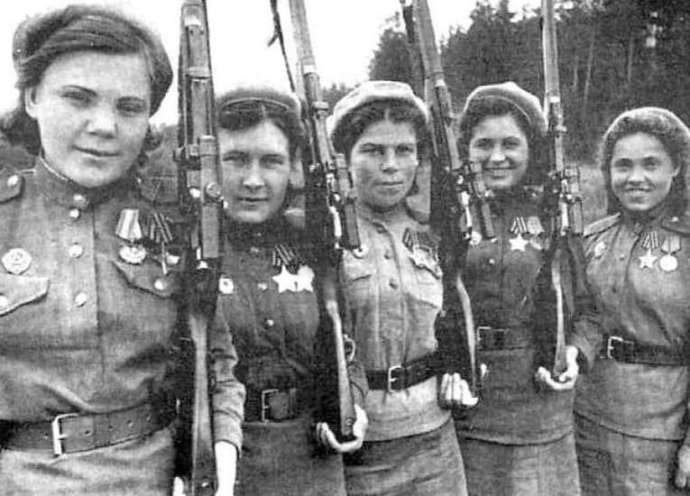 Red Army WW2 uniform: women snipers awarded the Order of Glory, Soviet field uniforms