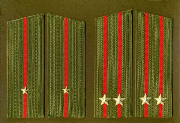 Soviet Army sewn shoulder boards of junior lieutenant and lieutenant colonel everyday uniform USSR 1988 regulation