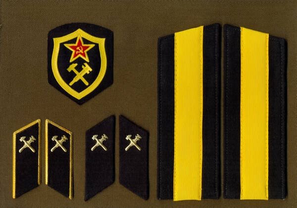 Soviet chemical troops and military topographic service sleeve patch model 1969, collar tabs with crossed tools emblem and starshina shoulder boards USSR Army uniform