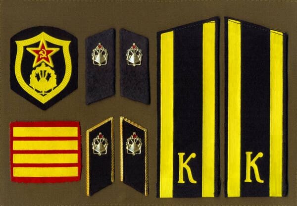 Soviet engineering troops cadet insignia with sleeve patch, collar tabs with engineer emblem and cadet shoulder boards model 1988