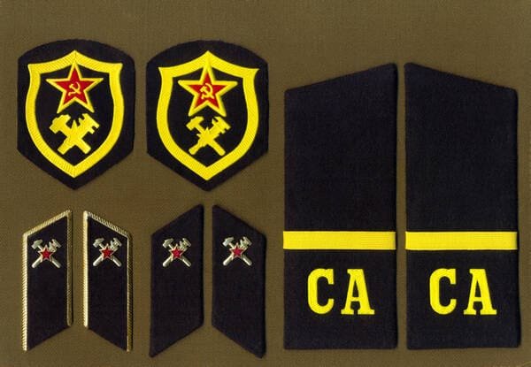 Soviet military topographic service sleeve patches, collar tabs with crossed tools emblem and corporal shoulder boards USSR Army uniform 1988