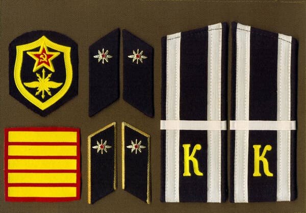 Soviet signal troops cadet insignia with sleeve patch, signal collar tabs and cadet corporal shoulder boards model 1973