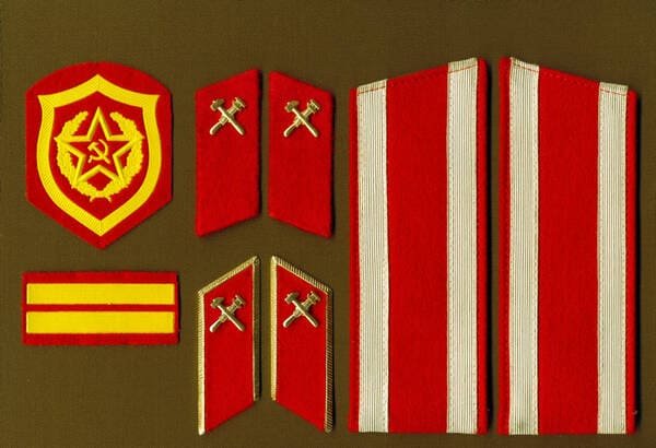 Soviet cadet insignia with motor rifle sleeve patch, technical service collar tabs and cadet shoulder boards model 1969