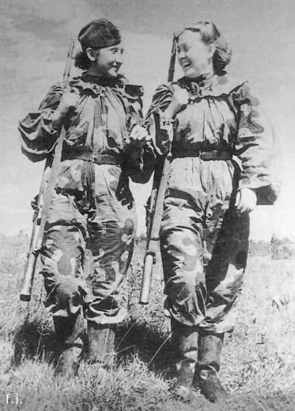 Soviet soldiers wearing amoeba camouflage suits RKKA WW2