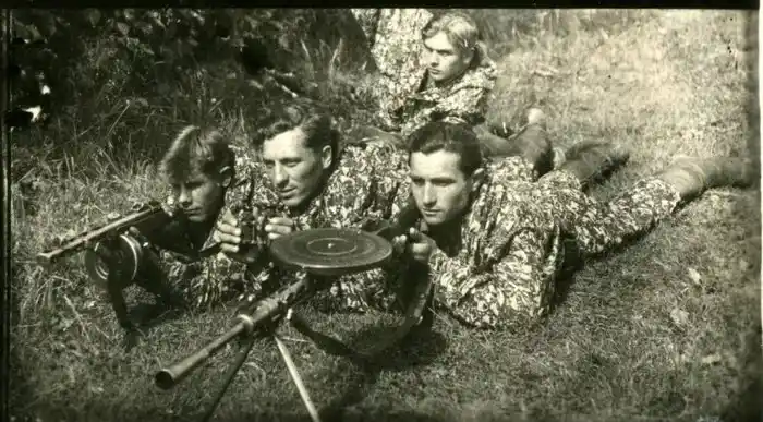 Soviet Red Army soldiers wearing palm camouflage with machine gun WW2