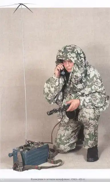 Soviet scout in berezka camouflage using field radio WW2