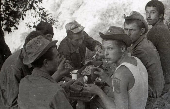 Soviet soldiers eating together in field conditions during the Afghanistan war