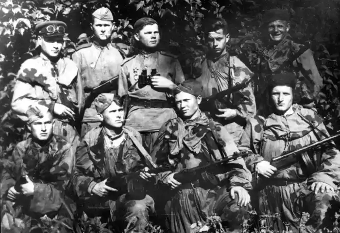 Soviet Red Army scouts wearing camouflage uniforms WW2 group photo