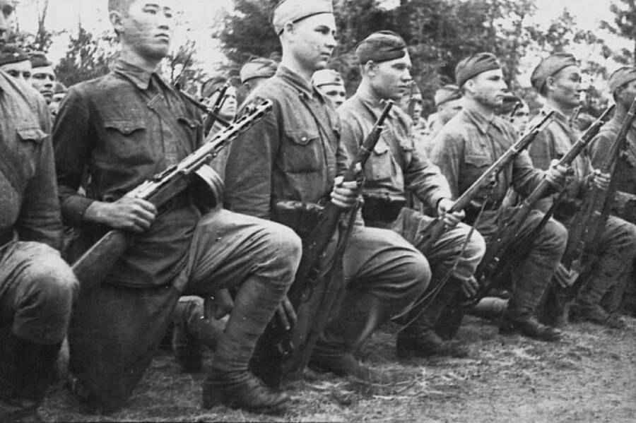 Soviet Red Army soldiers wearing puttees during military training