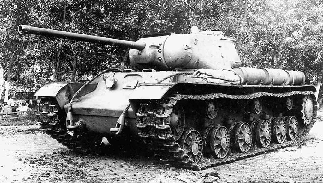 Soviet KV-85 heavy tank armed with 85 mm D-5T85 gun