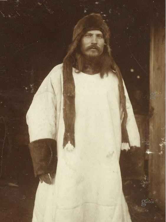 Russian Pomor wearing a traditional tsibaka fur hat